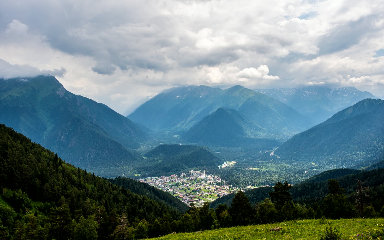 Панорамный вид на поселок Архыз и окружающие горы
